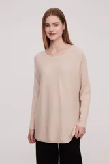 Sweater color beige melange, de manga larga con diseño holgado y cuello redondo.