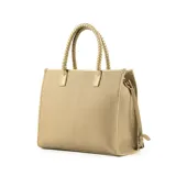 Bolso tipo tote grande color beige, confeccionado en cuero sintético. Tiene doble asa, una de mano trenzada y otra larga regulable para colgar del hombro. Incluye un dije metálico con el logo de la marca.