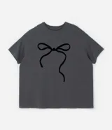 Remera gris de algodón con cuello redondo y manga corta. Presenta un estampado central de un lazo negro.