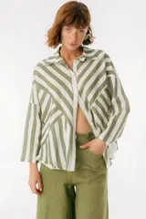 Camisa celeste y blanca a rayas verticales, de corte holgado y mangas largas.