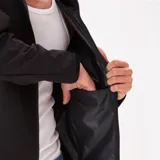 Campera negra con capucha, cierre frontal y logo de Wrangler bordado en el pecho.