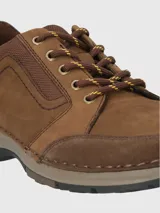 Zapato acordonado de cuero color marrón con suela de goma.