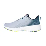 Championes grises con detalles en azul y verde. Capellada de malla transpirable, entresuela con tecnología ENRG-X y suela de goma antideslizante.