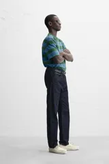 Camiseta relaxed fit de algodón con rayas horizontales en verde y celeste, cuello redondo y manga corta.