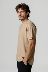 Remera celeste de algodón, manga corta y cuello redondo.
