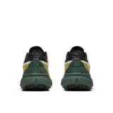 Championes de trail running Merrell Agility Peak 5, color beige con detalles en verde y negro. Cuentan con suela Vibram Megagrip, entresuela de espuma FloatPro y empeine de malla transpirable.