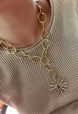Cadena de metal bronce, con eslabones grandes y colgante en forma de sol.