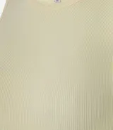 Body color marrón, sin mangas, con cuello halter y cierre en la entrepierna.