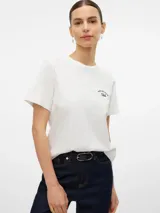 Remera blanca de algodón con cuello redondo, mangas cortas y estampado pequeño en el pecho con la frase "Pasta and Wine Club".