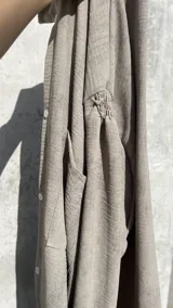 Camisa beige super oversize con efecto nevado.