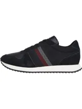 Zapatillas de running Tommy Hilfiger color negro, con detalles de cuero y gamuza. Presentan una suela dentada blanca y una franja tricolor en el lateral.