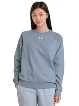 Buzo deportivo Under Armour Rival Fleece, color gris con logo bordado en el pecho.