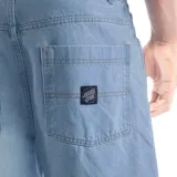 Pantalón de jean celeste, de corte recto, con bolsillos delanteros y traseros.
