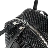 Mochila negra de símil cuero con diseño texturizado. Tiene acceso con cierre doble, un compartimento principal, un bolsillo interno con cierre, un bolsillo interno abierto y un bolsillo externo con cierre. Las correas son regulables y los herrajes son plateados. El interior está forrado en tela de algodón y poliéster.