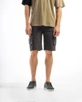 Bermuda cargo de algodón color negro, con bolsillos laterales y corte a la rodilla.
