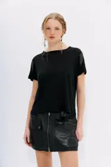 Remera negra de lino con mangas cortas y cadenas de strass en los hombros.