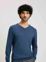 Buzo de punto azul con escote en V y mangas largas.
