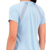 Remera de manga corta en color celeste, confeccionada en tejido de malla para máxima ventilación durante la actividad física.