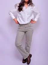 Pantalón de jean gris, corte recto, con terminación desflecada en el ruedo.