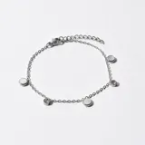 Pulsera plateada de eslabones con dijes colgantes circulares blancos y transparentes.