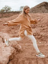 Pantalón color crudo con puños y bolsillos laterales, confeccionado en cáñamo 100% sustentable.
