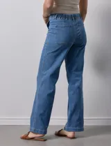 Pantalón jean de tiro alto, corte wide leg, color celeste, con bolsillos frontales y cordón ajustable en la cintura.