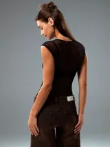 Top negro de malla transparente con cuello redondo y mangas cortas.