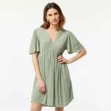 Vestido corto verde con escote en V y mangas cortas acampanadas.