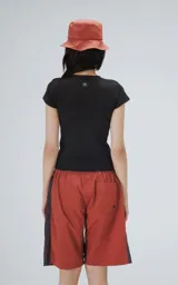 Remera negra de manga corta y cuello redondo, confeccionada en tejido ribb 100% algodón, con moldería ajustada al cuerpo y largo a la cadera.