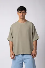Remera color verde oliva de tejido tipo lino, liviano y texturado, con cuello amplio y calce relajado.