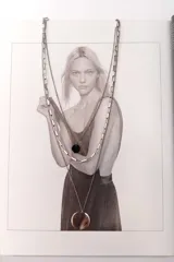 Collar plateado de doble cadena con dije circular grande color café y dije circular pequeño color negro.