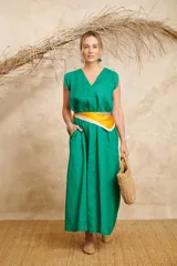 Vestido largo color fucsia, de lino, con escote en V y mangas cortas con volados.