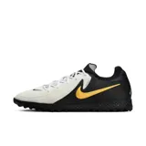 Zapatillas de fútbol 5 en color blanco con detalles en negro y dorado, diseñadas para optimizar el rendimiento en el campo.
