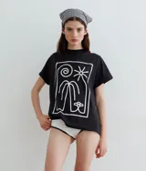 Remera negra de algodón con estampado en serigrafía diseñado por la artista argentina María Centeno.