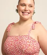 Vestido midi plus size de tule con estampado floral, escote recto, breteles con lazo y busto con lastex.