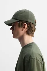 Gorra verde militar de algodón con efecto lavado y visera curva.