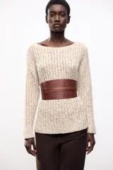 Sweater color crema de tejido de punto grueso, con cuello redondo amplio y mangas largas.