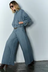 Cazadora bomber de denim celeste, con cuello solapa, manga larga con puños, bolsillos delanteros, efecto lavado, bajo con elástico y cierre frontal con cremallera metálica.