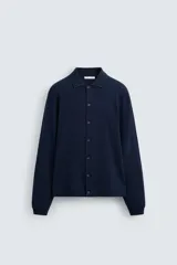 Camisa azul marino de punto con mezcla de lyocell, corte regular, cuello solapa y manga larga.
