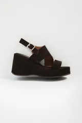 Sandalias negras de plataforma con dos tiras anchas sobre el empeine y hebilla lateral.