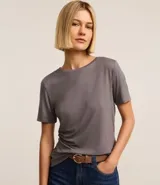 Blusa gris de viscosa con escote redondo y manga corta.