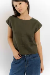 Remera color verde militar de lino, corte holgado, con mangas cortas y tajo en la espalda.