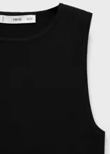 Musculosa negra de tejido de punto fino, con cuello redondo y tirantes anchos.