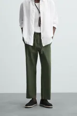 Pantalón azul marino de corte recto, con cintura elástica ajustable con cordón, bolsillos laterales y traseros.