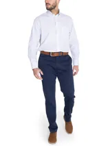 Camisa de hombre RKF, modelo WF PB, de manga larga con diseño a cuadros celestes y blancos. Tiene cuello abotonado, bolsillo en el pecho con logo bordado y tecnología wrinkle-free.