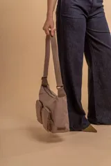 Bandolera de tafeta impermeable, liviana, con dos compartimientos principales, dos bolsillos con cierre y correa regulable con hebilla.