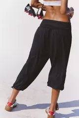Pantalón deportivo negro, estilo jogger cropped, de silueta relajada y tiro alto con cintura elastizada y cordón ajustable.