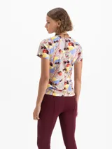 Remera de algodón pima con estampado de cerezas y otros motivos abstractos en colores rojo, amarillo, azul y gris. Presenta escote redondo, mangas cortas y una pequeña boca bordada en el delantero.