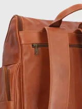 Mochila de cuero color marrón con múltiples bolsillos con cierre y correas acolchadas ajustables.