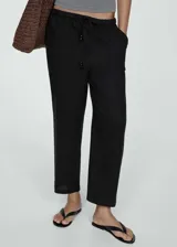 Pantalón negro de lino con cintura elástica ajustable con cordón, corte recto y bolsillos laterales.